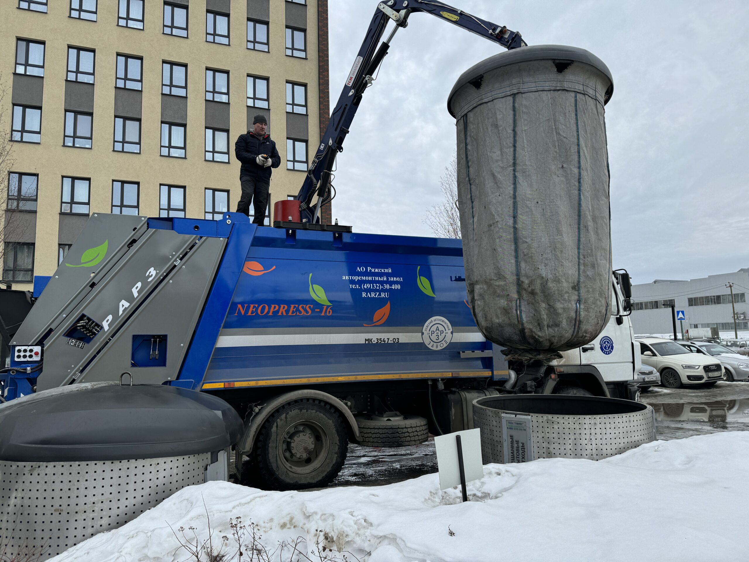 Регоператор вывозит мусор из заглубленных контейнеров на уникальной  спецтехнике - Региональный оператор по обращению с ТКО